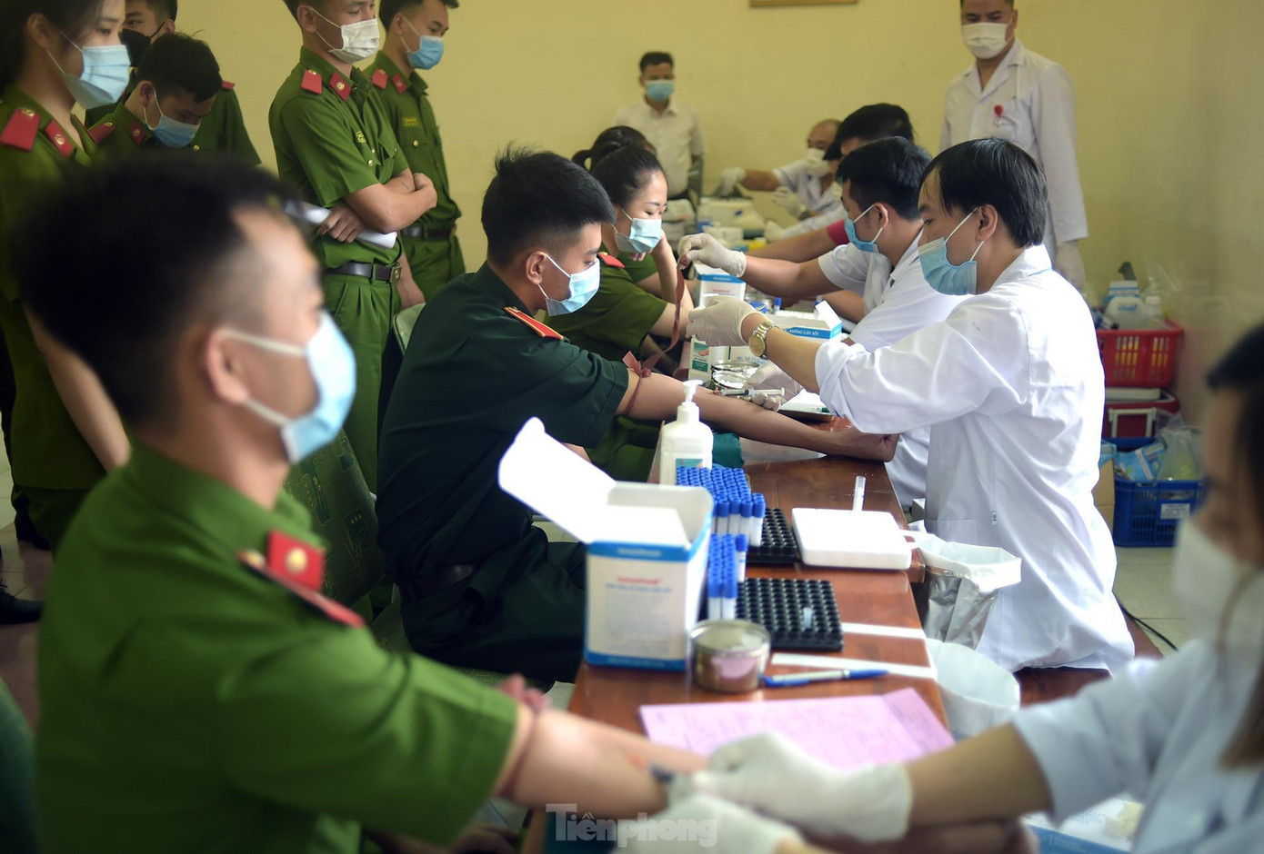Công tác tổ chức hiến máu tại Học viện CSND được triển khai đảm bảo các yêu cầu phòng, chống dịch theo yêu cầu của Bộ Y tế: Người tham gia được đo thân nhiệt trước khi bước vảo khu vực hiến máu; khai báo y tế đầy đủ qua ứng dụng Bluezone hoặc qua phiếu viết tay; chấp hành nghiêm túc việc đeo khẩu trang theo quy định; rửa tay, xịt khuẩn thường xuyên; việc hiến máu được chia theo lớp học, tuyến thời gian và nhiều khu vực địa điểm khác nhau để đảm bảo giãn cách. Công tác tổ chức hiến máu tại Học viện CSND được triển khai đảm bảo các yêu cầu phòng, chống dịch theo yêu cầu của Bộ Y tế: Người tham gia được đo thân nhiệt trước khi bước vảo khu vực hiến máu; khai báo y tế đầy đủ qua ứng dụng Bluezone hoặc qua phiếu viết tay; chấp hành nghiêm túc việc đeo khẩu trang theo quy định; rửa tay, xịt khuẩn thường xuyên; việc hiến máu được chia theo lớp học, tuyến thời gian và nhiều khu vực địa điểm khác nhau để đảm bảo giãn cách.