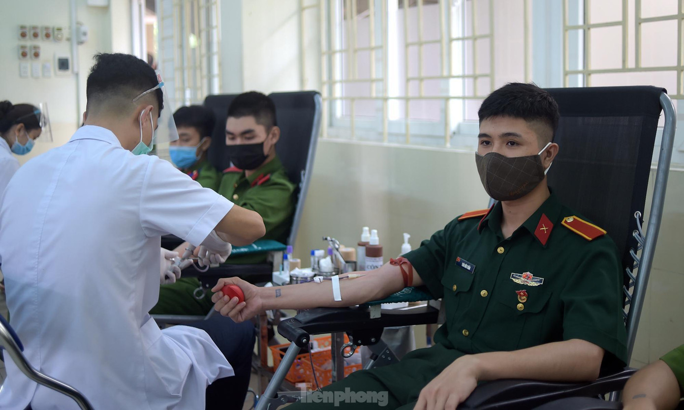 Học viên Thái Hữu Tuấn (SN 1999) là một trong những người tham gia hiến máu với màu áo của quân dội. Tuấn được cử sang học tập, đào tạo tại Học viện Cảnh sát nhân dân. Tuấn cho biết đây là lần thứ ba hiến máu, hai lần trước đều hiến ở trong các chương trình hiến máu tại Học viện. "Tôi tham gia hiến máu vì bản thân đủ điều kiện sức khỏe và có thể giúp đỡ người bệnh đang cần máu điều trị. Điều này càng cần thiết hơn khi dịch COVID-19 ảnh hướng xấu tới hoạt động hiến máu và tiếp nhận máu", Tuấn nói. Học viên Thái Hữu Tuấn (SN 1999) là một trong những người tham gia hiến máu với màu áo của quân dội. Tuấn được cử sang học tập, đào tạo tại Học viện Cảnh sát nhân dân. Tuấn cho biết đây là lần thứ ba hiến máu, hai lần trước đều hiến ở trong các chương trình hiến máu tại Học viện. "Tôi tham gia hiến máu vì bản thân đủ điều kiện sức khỏe và có thể giúp đỡ người bệnh đang cần máu điều trị. Điều này càng cần thiết hơn khi dịch COVID-19 ảnh hướng xấu tới hoạt động hiến máu và tiếp nhận máu", Tuấn nói.