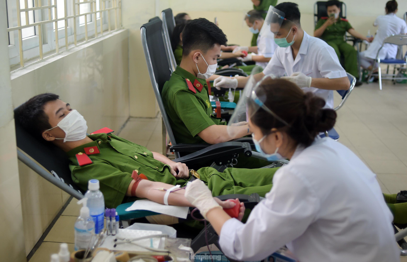 Học viên Hoàng Trung Quân (SN 2002) lần đầu tiên hiến máu. Quân chia sẻ có phần lo lắng và có phần sợ khi nhìn thấy kim tiêm, nhưng luôn sẵn sàng góp sức vì cộng đồng với tinh thần của người chiến sĩ công an nhân dân "bản lĩnh, nhân văn, vì Nhân dân phục vụ". Học viên Hoàng Trung Quân (SN 2002) lần đầu tiên hiến máu. Quân chia sẻ có phần lo lắng và có phần sợ khi nhìn thấy kim tiêm, nhưng luôn sẵn sàng góp sức vì cộng đồng với tinh thần của người chiến sĩ công an nhân dân "bản lĩnh, nhân văn, vì Nhân dân phục vụ".