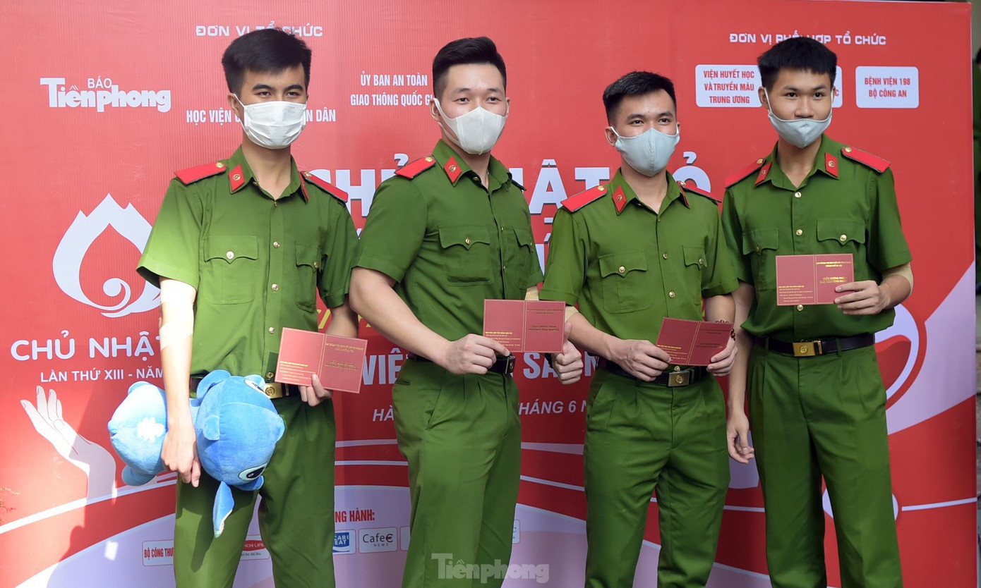 Nhiều học viên Học viện Cảnh sát Nhân dân đã hồ hởi chụp những hình ảnh lưu niệm với giấy chứng nhận hiến máu nhân đạo trong chương trình "Chủ nhật Đỏ" năm 2021. Nhiều học viên Học viện Cảnh sát Nhân dân đã hồ hởi chụp những hình ảnh lưu niệm với giấy chứng nhận hiến máu nhân đạo trong chương trình "Chủ nhật Đỏ" năm 2021.