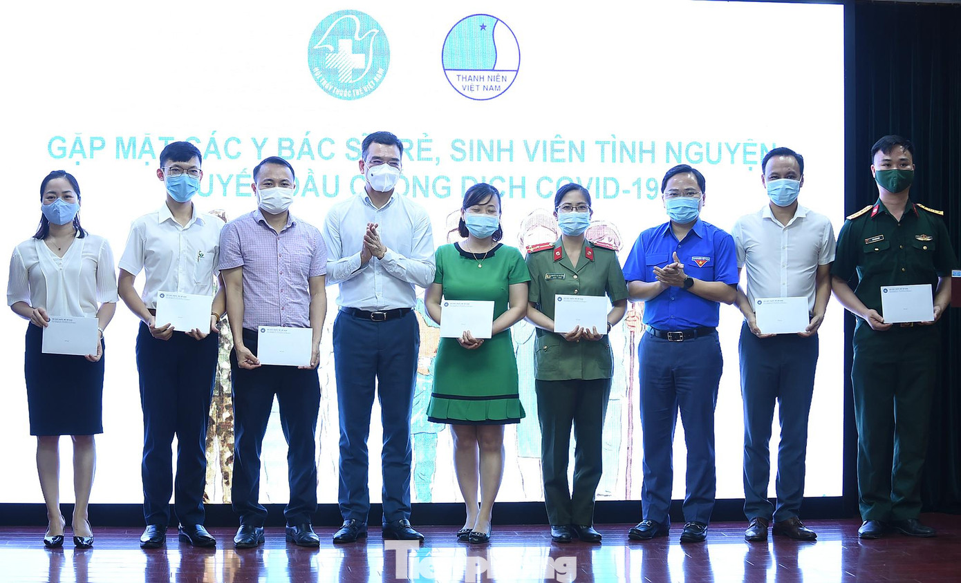 Anh Nguyễn Anh Tuấn và anh Hà Anh Đức trao tặng các suất quà tại chương trình.