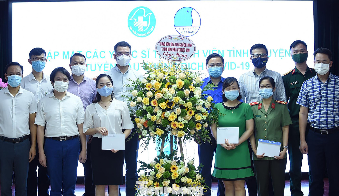 Anh Nguyễn Anh Tuấn trao tặng lẵng hoa chúc mừng kỷ niệm 12 năm Ngày truyền thống Hội Thầy thuốc trẻ Việt Nam