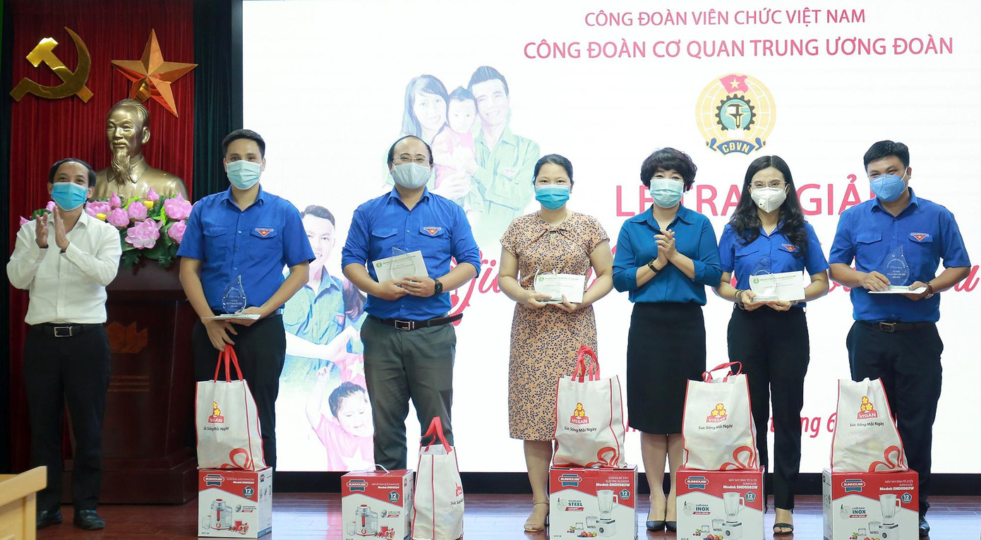 Phó Bí thư Thường trực Đảng ủy cơ quan T.Ư Đoàn Nguyễn Thanh Tùng và Chủ tịch Công đoàn cơ quan T.Ư Đoàn Lê Hồng Hạnh trao khen thưởng các gia đình cán bộ Đoàn tiêu biểu. Phó Bí thư Thường trực Đảng ủy cơ quan T.Ư Đoàn Nguyễn Thanh Tùng và Chủ tịch Công đoàn cơ quan T.Ư Đoàn Lê Hồng Hạnh trao khen thưởng các gia đình cán bộ Đoàn tiêu biểu.