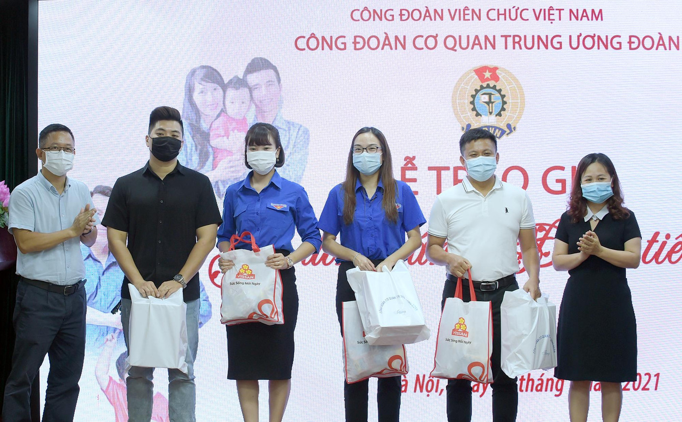 Các gia đình trẻ tiêu biểu được tuyên dương tại chương trình Các gia đình trẻ tiêu biểu được tuyên dương tại chương trình