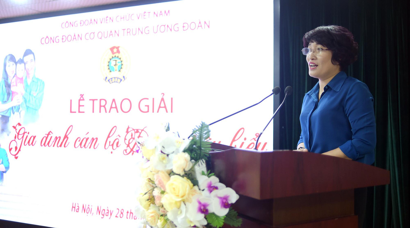 Chị Lê Hồng Hạnh phát biểu tại chương trình Chị Lê Hồng Hạnh phát biểu tại chương trình