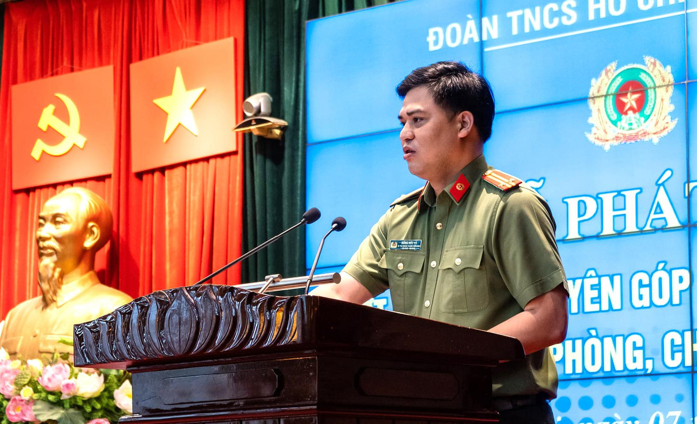 Trung tá Đồng Đức Vũ - Bí thư Đoàn Thanh niên Bộ Công an phát biểu tại chương trình Trung tá Đồng Đức Vũ - Bí thư Đoàn Thanh niên Bộ Công an phát biểu tại chương trình