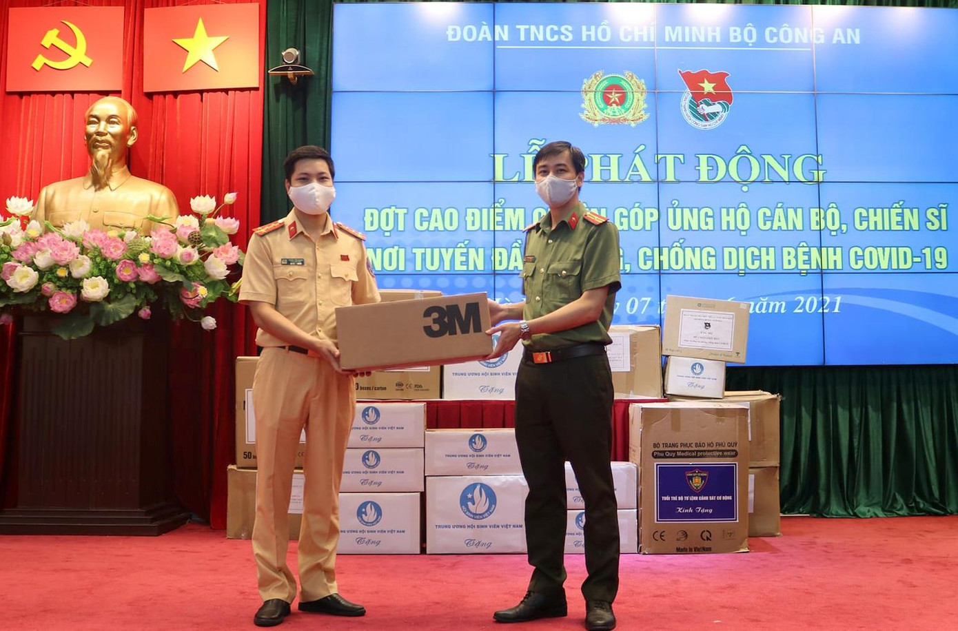 Anh Bạch Quốc Tuyên (bên phải), Uỷ viên BCH T.Ư Đoàn, Phó Bí thư Đoàn Bộ Công an tiếp nhận nguồn lực hỗ trợ từ các đơn vị Anh Bạch Quốc Tuyên (bên phải), Uỷ viên BCH T.Ư Đoàn, Phó Bí thư Đoàn Bộ Công an tiếp nhận nguồn lực hỗ trợ từ các đơn vị