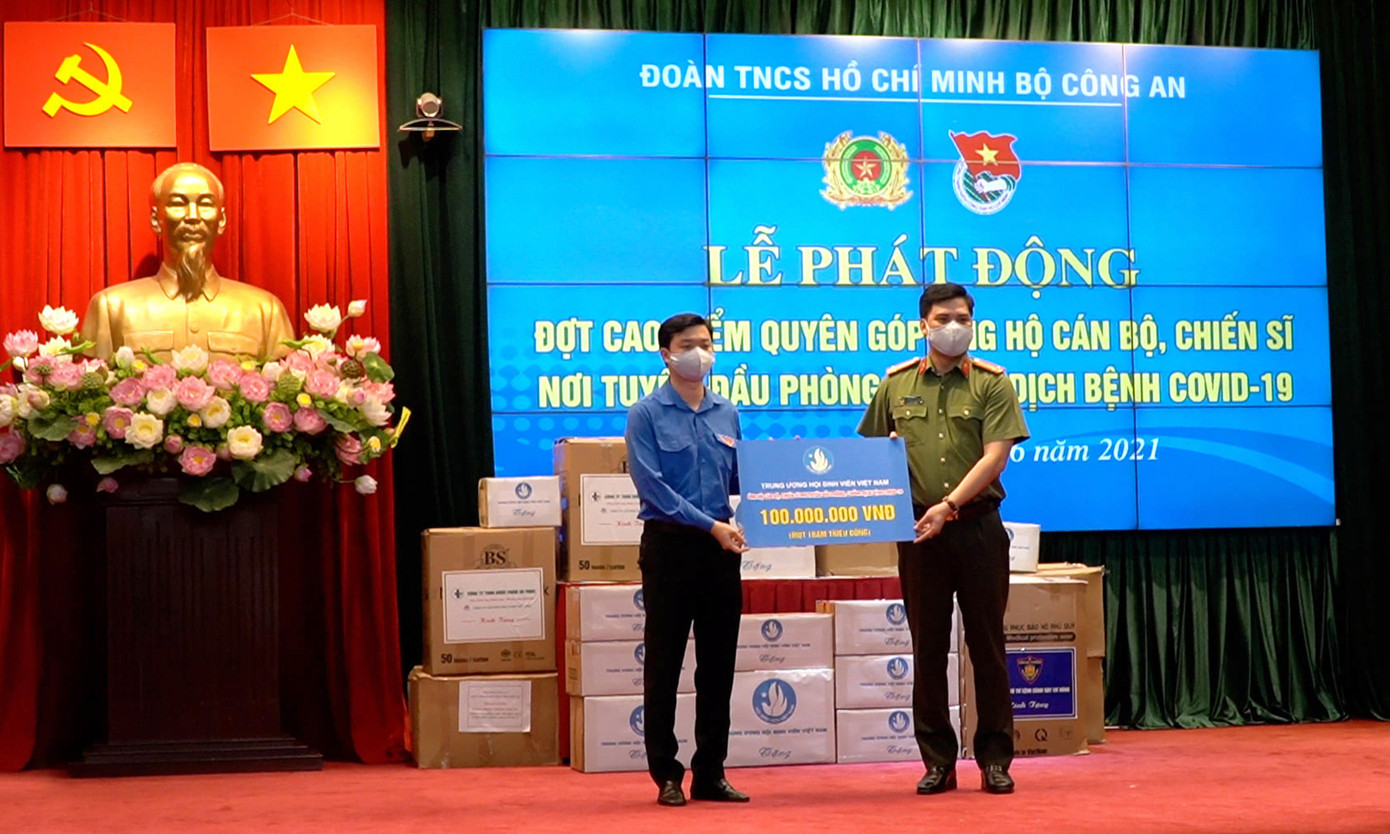 Anh Nguyễn Minh Triết trao hỗ trợ của T.Ư Hội SVVN tới chương trình Anh Nguyễn Minh Triết trao hỗ trợ của T.Ư Hội SVVN tới chương trình