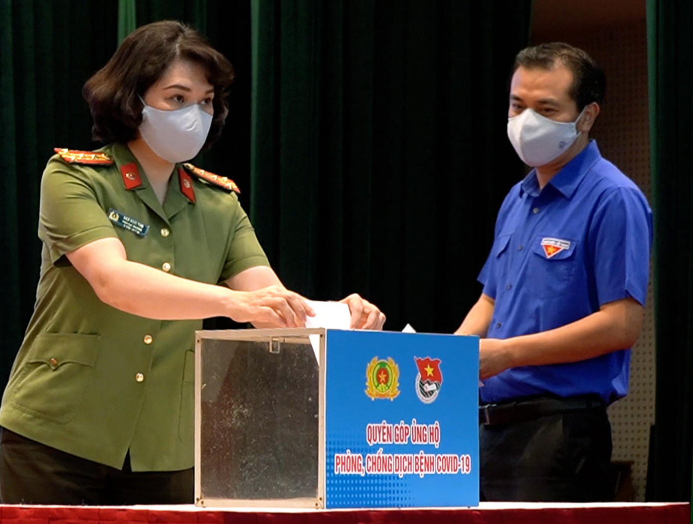 Các đại biểu đã quyên góp ủng hộ tại lễ phát động cao điểm. (Trong ảnh là Đại tá Ngô Hoài Thu và anh Nguyễn Hải Minh thực hiện việc quyên góp) Các đại biểu đã quyên góp ủng hộ tại lễ phát động cao điểm. (Trong ảnh là Đại tá Ngô Hoài Thu và anh Nguyễn Hải Minh thực hiện việc quyên góp)