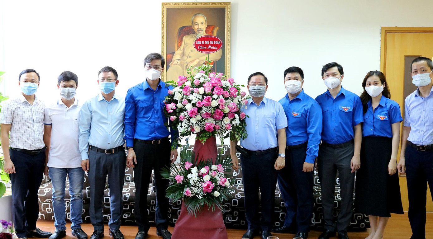 Bí thư Thường trực T.Ư Đoàn, Chủ tịch Hội SVVN Bùi Quang Huy tặng hoa chúc mừng 21/6 báo Tiền Phong Bí thư Thường trực T.Ư Đoàn, Chủ tịch Hội SVVN Bùi Quang Huy tặng hoa chúc mừng 21/6 báo Tiền Phong