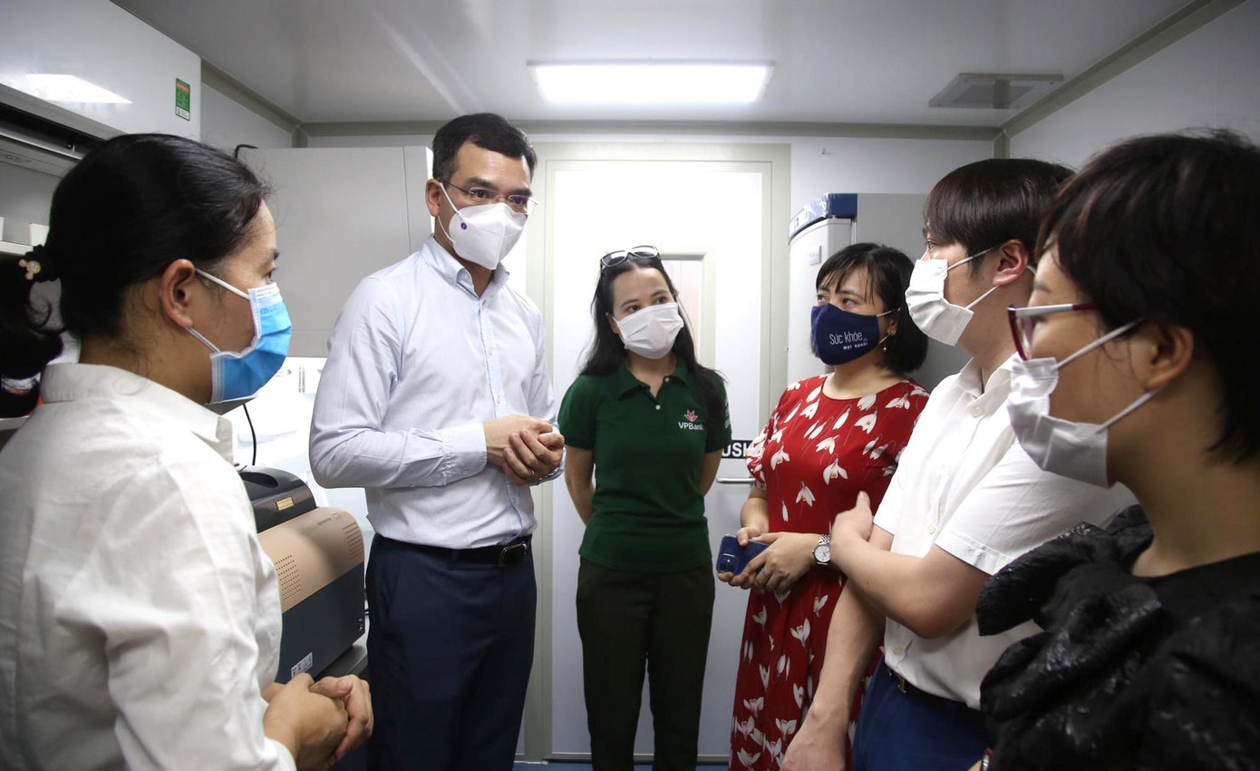 Tiến sĩ Hà Anh Đức - Chủ tịch Hội Thầy thuốc trẻ Việt Nam thăm container xét nghiệm lưu động trước khi lên đường chống dịch Tiến sĩ Hà Anh Đức - Chủ tịch Hội Thầy thuốc trẻ Việt Nam thăm container xét nghiệm lưu động trước khi lên đường chống dịch