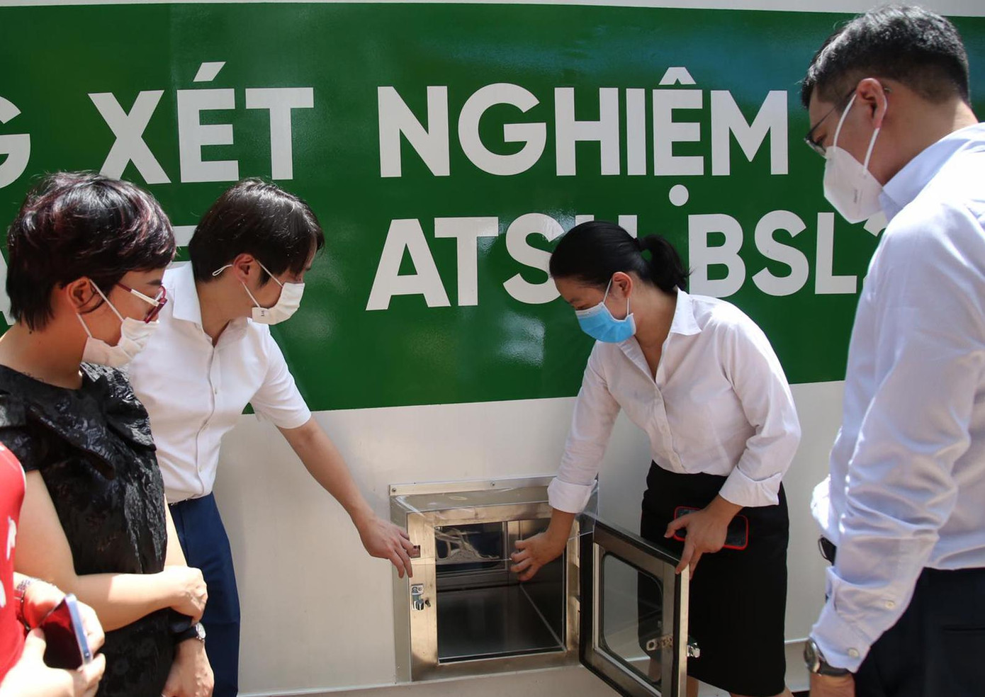 Nhóm nghiên cứu giới thiệu về mô hình container xét nghiệm di động Nhóm nghiên cứu giới thiệu về mô hình container xét nghiệm di động