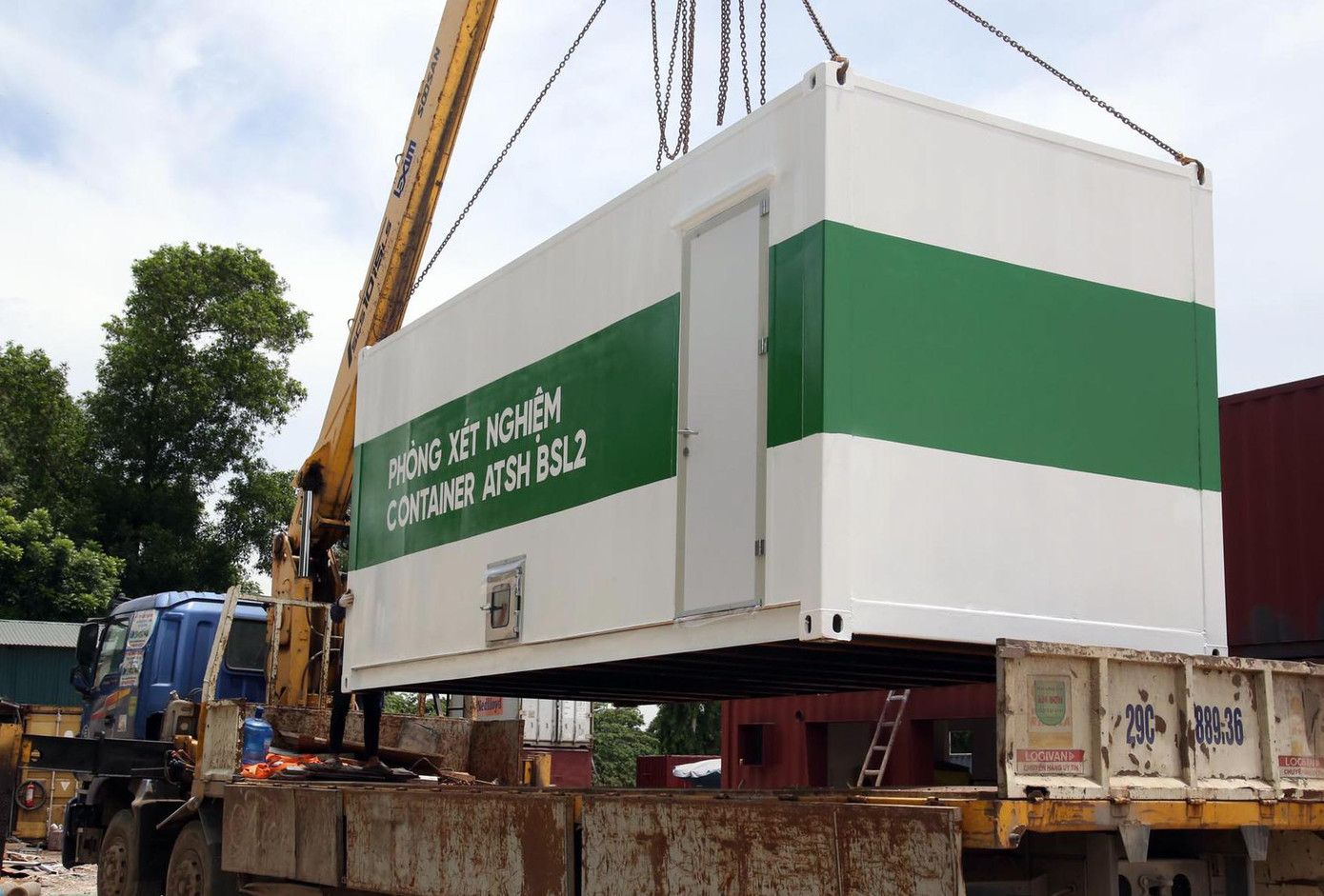 Mô hình có ưu điểm về tính lưu động, giảm chi phí... Hai container xét nghiệm lưu động được tăng cường vào Phú Yên và TP Hồ Chí Minh tham gia chống dịch COVID-19 Mô hình có ưu điểm về tính lưu động, giảm chi phí... Hai container xét nghiệm lưu động được tăng cường vào Phú Yên và TP Hồ Chí Minh tham gia chống dịch COVID-19