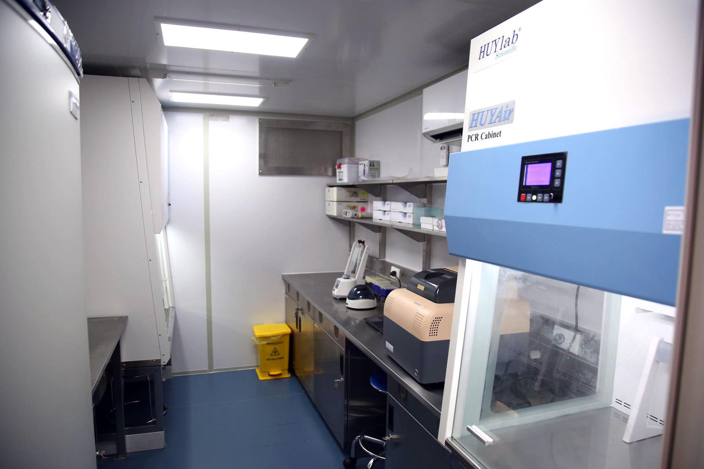 Hình ảnh bên trong container xét nghiệm lưu động Hình ảnh bên trong container xét nghiệm lưu động