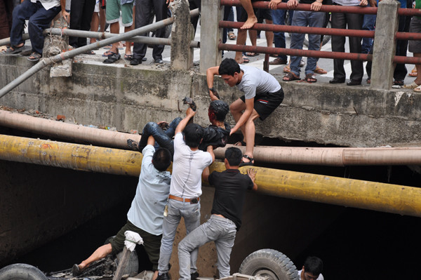 Người dân giải cứu lái xe thoát khỏi chiếc xe tải