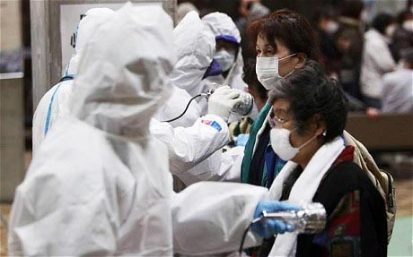 Người dân được kiểm tra phơi nhiễm phóng xạ tại thành phố Koriyama, tỉnh Fukushima, Nhật Bản. Ảnh: AP.. Người dân được kiểm tra phơi nhiễm phóng xạ tại thành phố Koriyama, tỉnh Fukushima, Nhật Bản. Ảnh: AP.