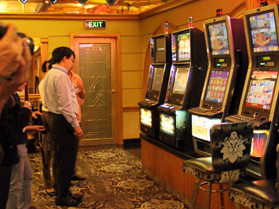 Luật sư của bị đơn (bị tuyên thua kiện) đang giải thích về nguyên tắc của máy đánh bạc ở Palazzo