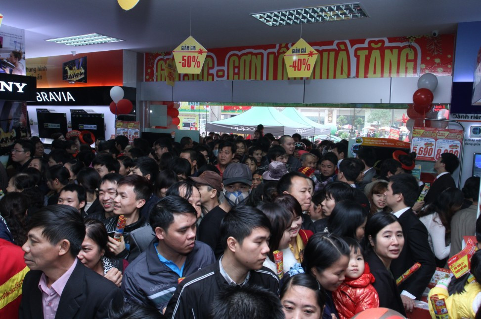 Dòng người tràn vào siêu thị trong sự bất lực của lực lượng an ninh