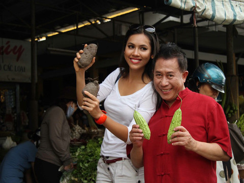 Hoàng My và Yan Can Cook tạo dáng vui vẻ sau khi chọn lựa được những loại rau, củ ưng ý