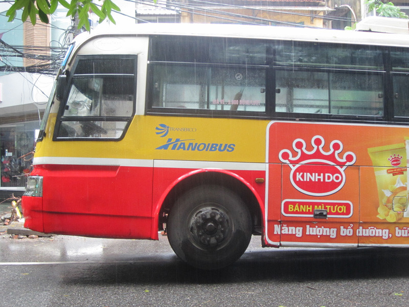 Lốp trước xe nhấc hẳn lên