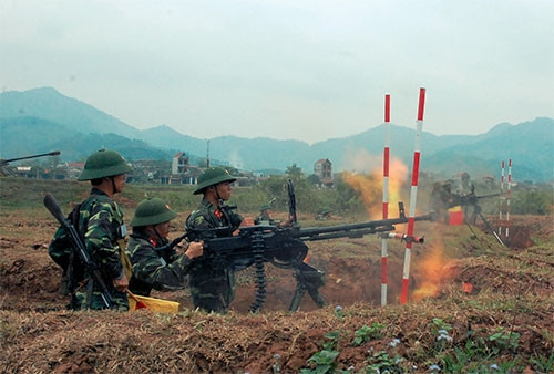 Các khẩu đội 12,7mm thuộc bộ đội chủ lực thực hành tiêu diệt mục tiêu máy bay bay thấp trong điều kiện ban ngày