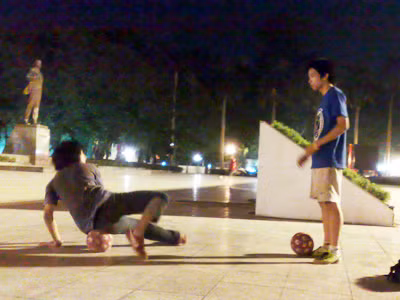 Đôi bạn cùng luyện tập