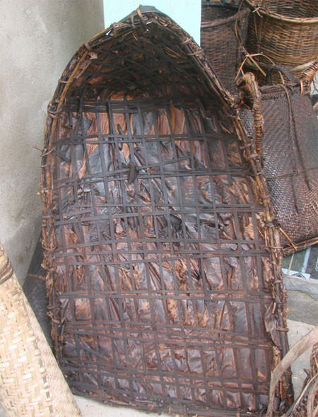 Từ các loại lá cây, kết thành vật dụng che mưa