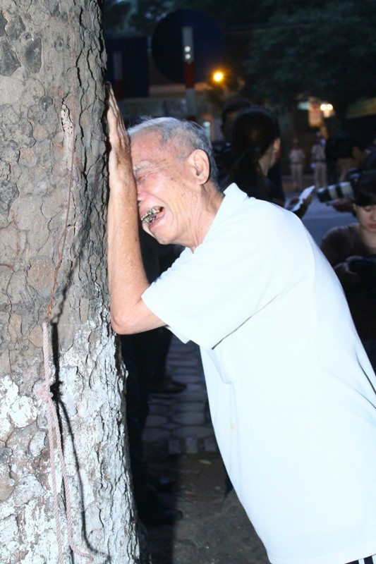 Ông Phúc khóc phía bên ngoài nhà tang lễ khiến nhiều người không khỏi xúc động. 