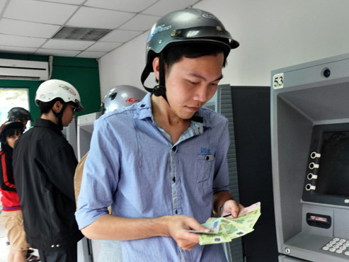 Rút tiền từ ATM ở Khu chế xuất Tân Thuận, TP.HCM