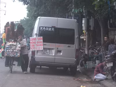 Xe “dù” chạy tuyến Hà Nội - Lạng Sơn ngang nhiên đỗ đón khách trên đường Yên Phụ, ngay trước chốt CSGT Ảnh: Sỹ Lực