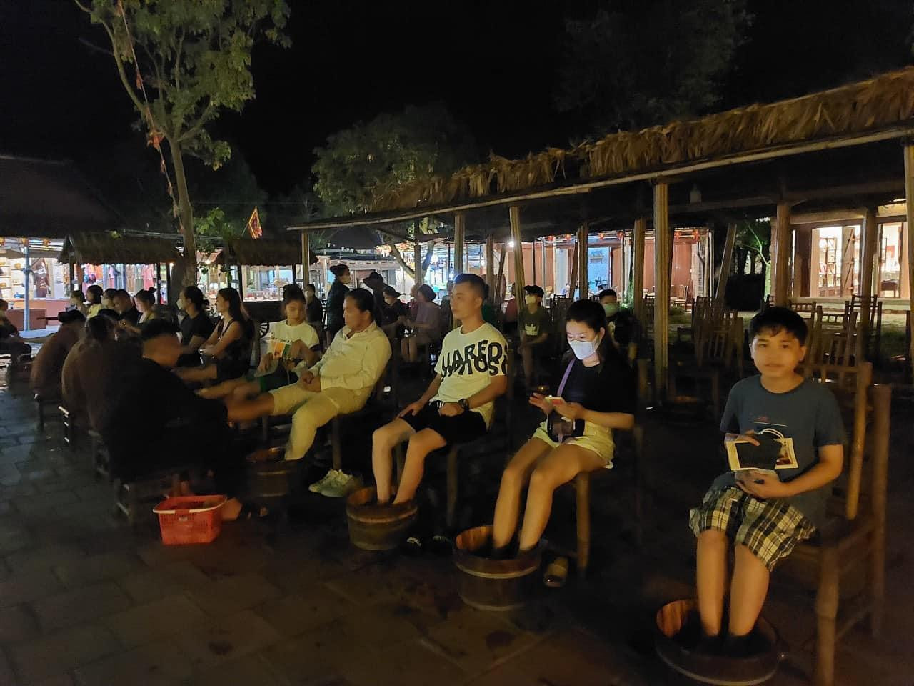 Sau 2 năm bị dồn nén bởi đại dịch COVID-19, kỳ nghỉ lễ 30/4 và 1/5 năm nay chứng kiến một đợt du lịch bùng nổ của người Việt. Các công ty du lịch, điểm đến cùng chính quyền địa phương đã lên những phương án cụ thể trong việc điều phối, hướng dẫn để đảm bảo việc đi du lịch của người dân được suôn sẻ, thoải mái. Tuy nhiên, tình cảnh quá tải ở một vài nơi đã xảy ra trong ngày nghỉ lễ đầu tiên. Không chỉ những tour du lịch biển thu hút đông khách vào dịp nghỉ hè, những tour lên núi hấp dẫn không kém. Du khách ngâm chân và massage tại khu nghỉ dưỡng trên Yên Tử (Quảng Ninh).