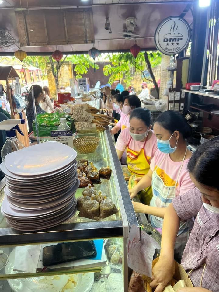 Một quán ăn tại Hội An luôn chân luôn tay bán hàng cho khách dịp 30/4.