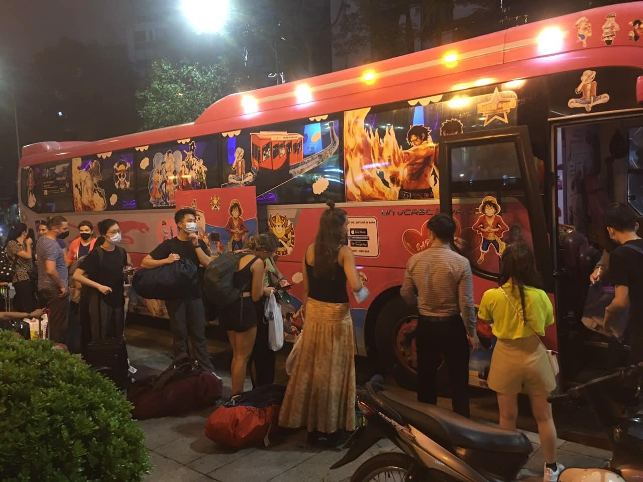 Khách du lịch trong nước lẫn nước ngoài chuẩn bị lên xe đi tour du lịch Lào Cai. Đại diện hãng xe du lịch cho biết, khách tăng 50% so với dịp nghỉ lễ 26/3 trước đó. Khách nước ngoài chọn tour đi núi nhiều hơn đi biển để khám phá.