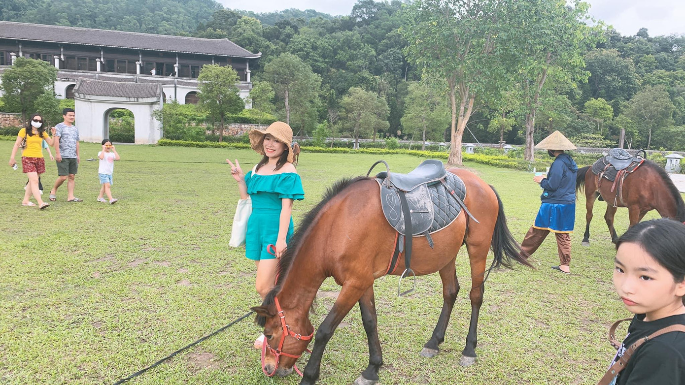 Chị Thu Hằng (Hải Phòng) cho biết : "Đợt nghỉ lễ 26/3 vừa qua, gia đình chị chọn du lịch biển Nha Trang nên đợt nghỉ lễ này quyết định lên núi khám phá. Các hoạt động cưỡi ngựa, leo núi... thu hút nhiều gia đình có con nhỏ".