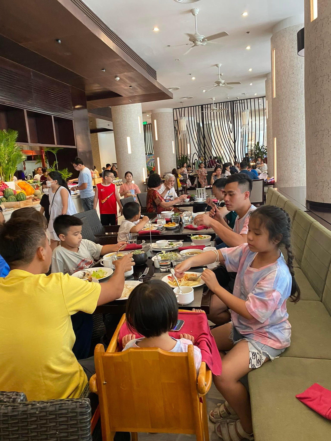 Bữa sáng trong khu nghỉ dưỡng 5 sao không còn chỗ trống bởi khách đi du lịch quá đông.