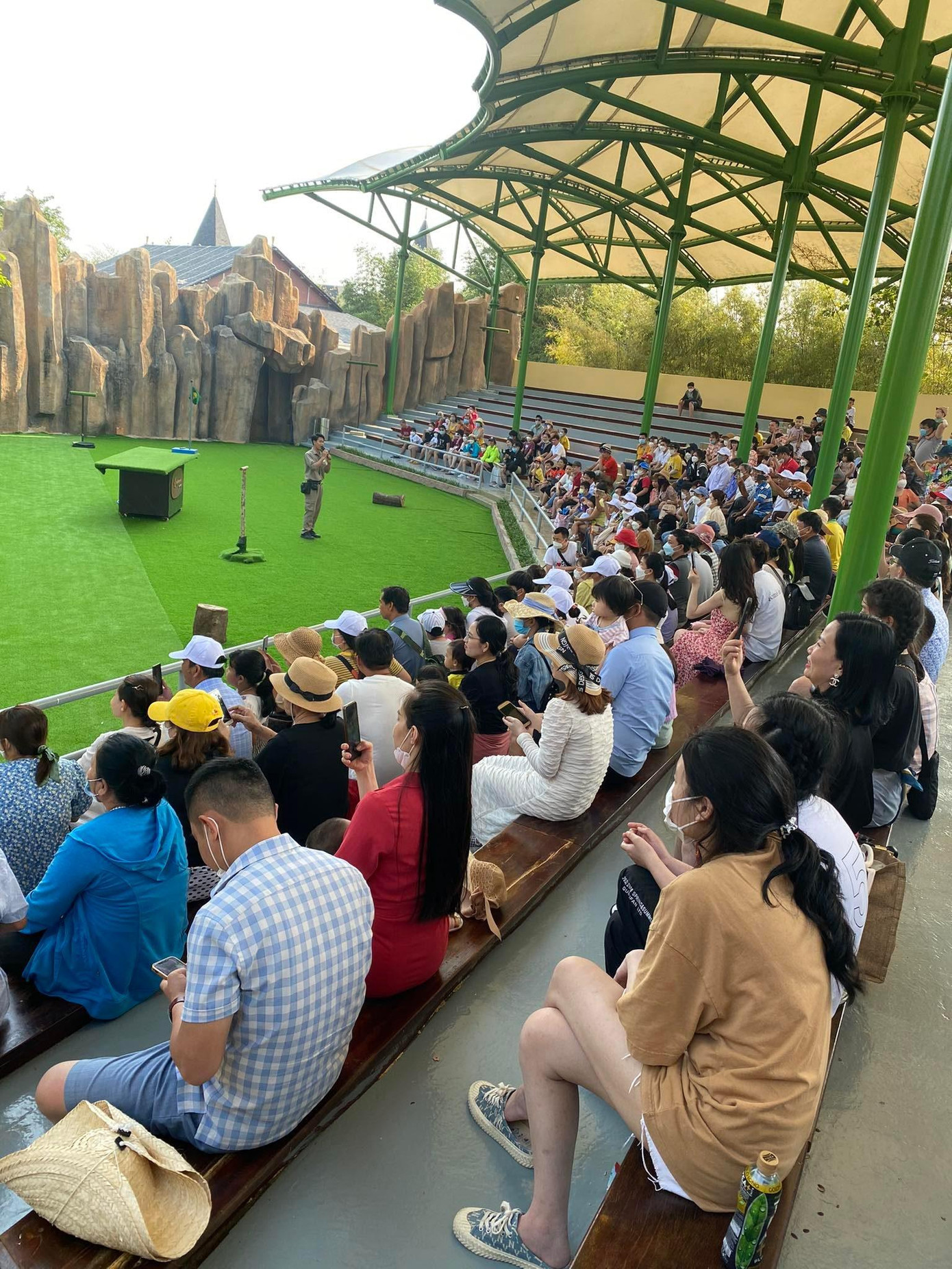 Một buổi biểu diễn tại khu nghỉ dưỡng ở Nha Trang thu hút nhiều khách đến xem.