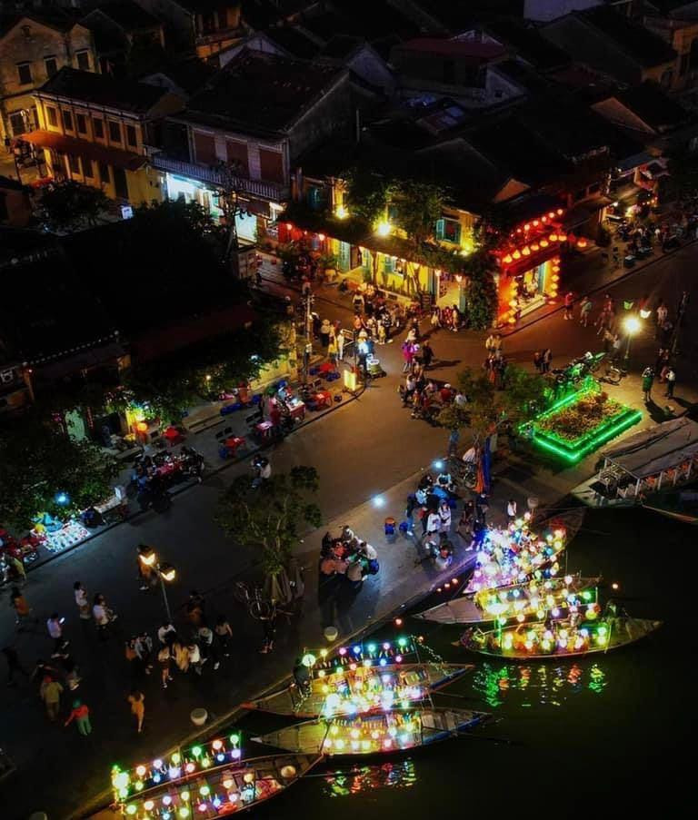 Phố cổ Hội An về đêm lung linh ánh đèn và hàng quán tấp nập.