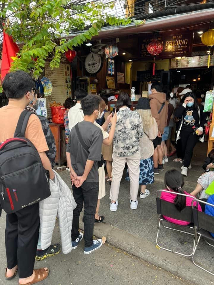 Quán bánh mì nổi tiếng Hội An thu hút nhiều khách kiên trì đến mua.