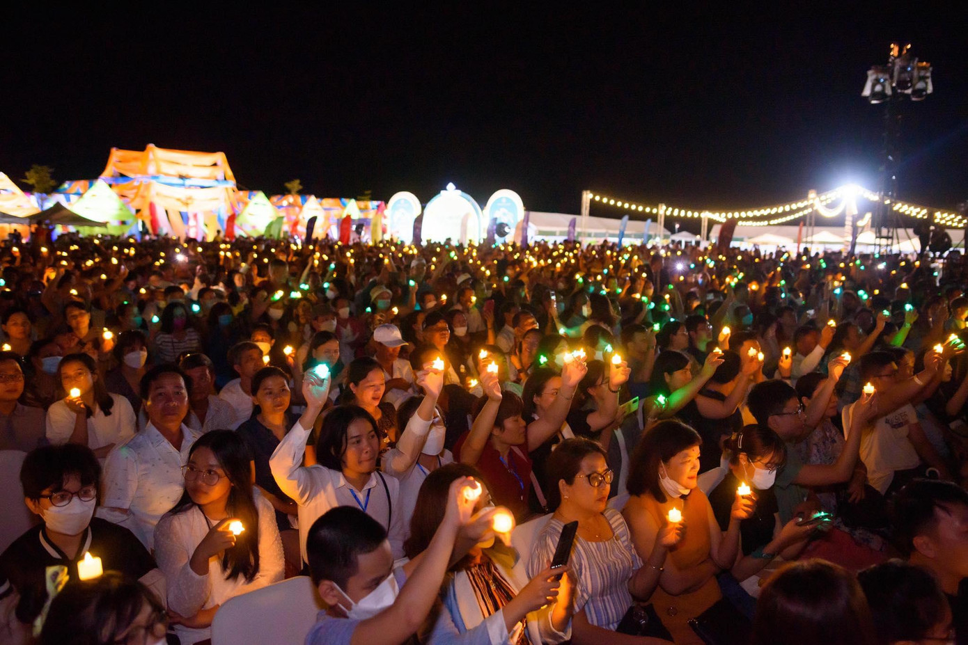 Đêm nhạc Trịnh Công Sơn tại Hội An dịp 30/4 thu hút hàng nghìn khán giả tới xem.