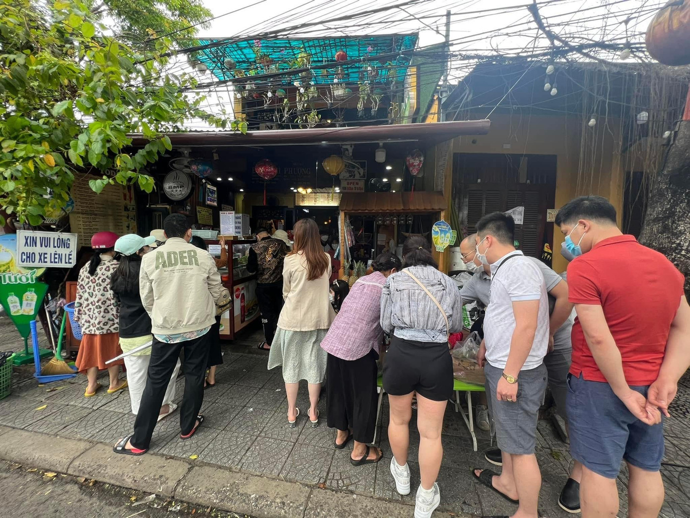 Khách xếp hàng tại một cửa hàng ăn uống trên phố cổ Hội An.