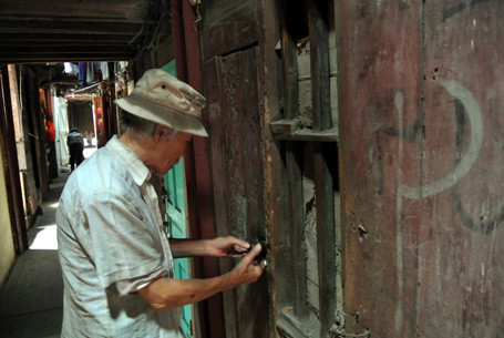 ... ông Minh cho biết khóa cho vui, kẻ gian chỉ cần dùng thanh sắt nhỏ cũng bẻ tung cánh cửa 