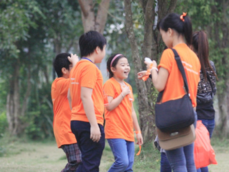 Học sinh tham gia các trò chơi bằng tiếng Anh khi dã ngoại. Học sinh tham gia các trò chơi bằng tiếng Anh khi dã ngoại