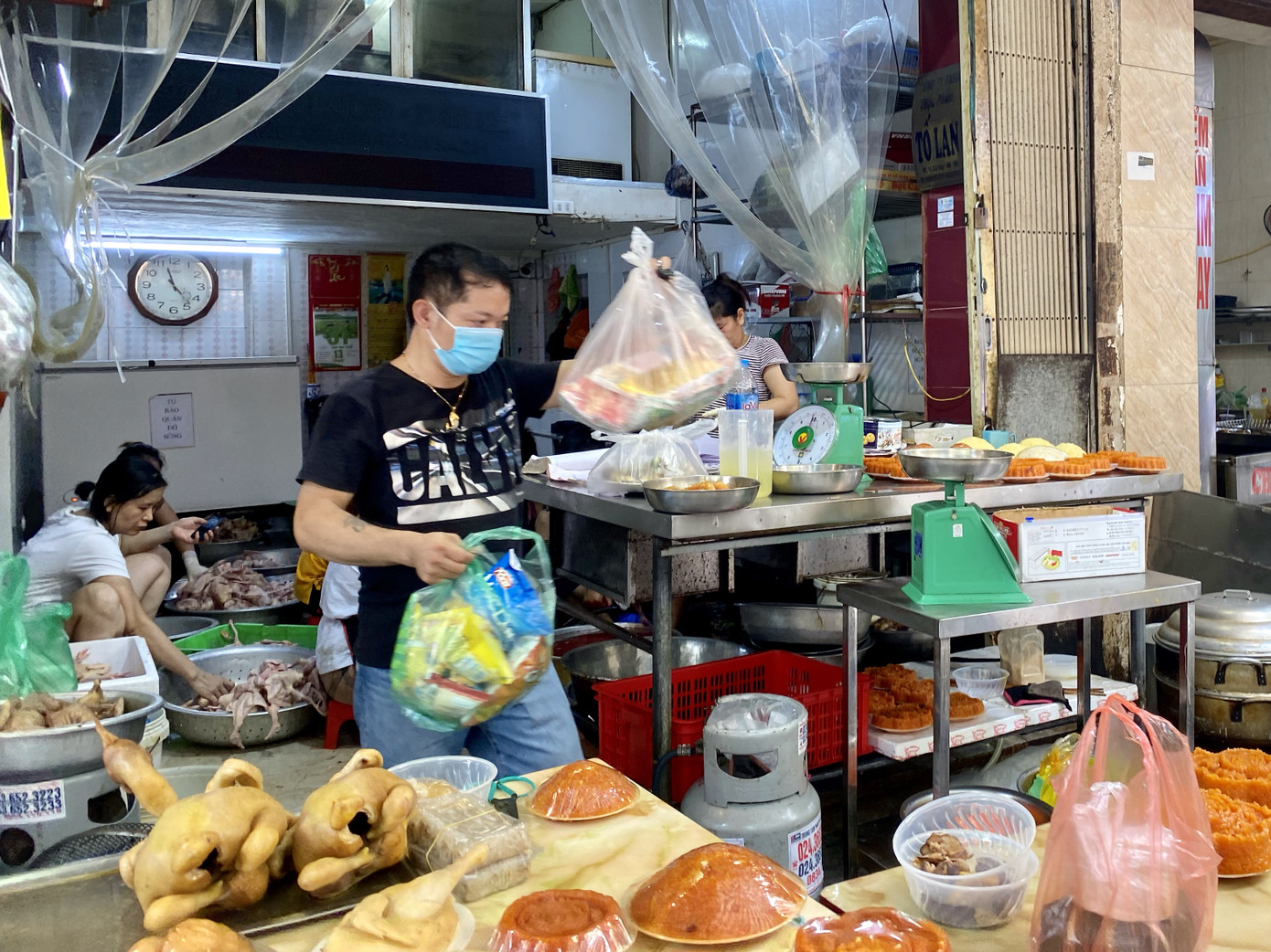 'Đỏ lửa' từ 4 giờ sáng, bán hàng trăm con gà cúng ngày rằm tháng 7 ảnh 4