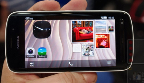 Nokia 808 PureView trang bị màn hình cảm ứng AMOLED 4 inch độ phân giải 640 x 360 điểm ảnh