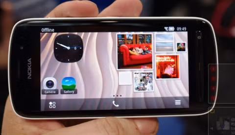 Nokia 808 PureView trang bị màn hình cảm ứng AMOLED 4 inch độ phân giải 640 x 360 điểm ảnh