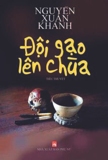 Bìa cuốn "Đội gạo lên chùa" của nhà văn Nguyễn Xuân Khánh. Ảnh: Nguyễn Đình Toán. Bìa cuốn