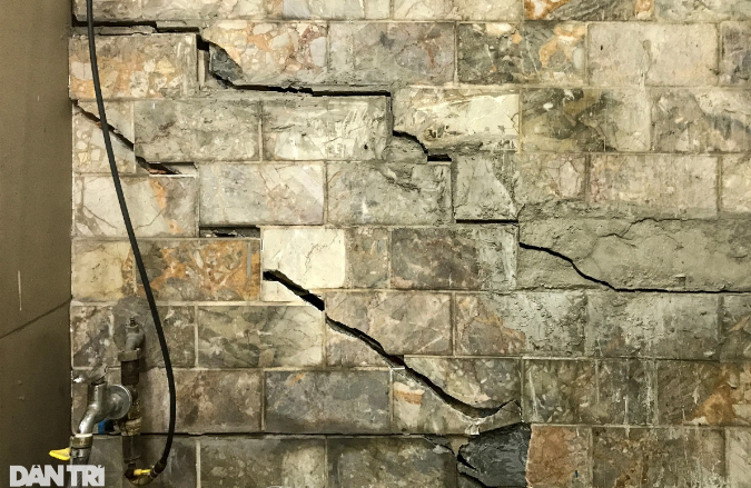 Vách tường nhà dân được làm từ gạch xi măng, bên ngoài ốp thêm viên đá, cũng bị nứt toác (Ảnh: Tâm Linh). Vách tường nhà dân được làm từ gạch xi măng, bên ngoài ốp thêm viên đá, cũng bị nứt toác (Ảnh: Tâm Linh).