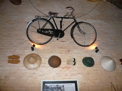 Những vật dụng thân quen khắc họa lại cảnh xếp hàng xưa