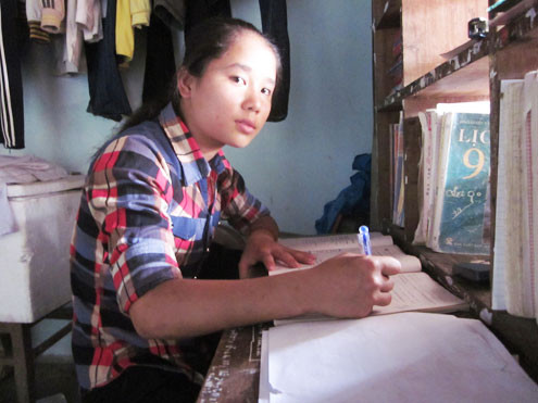 Lan Anh đang tất bật chuẩn bị cho kỳ thi vào lớp 10. Ảnh: Nguyễn Hải.. Lan Anh đang tất bật chuẩn bị cho kỳ thi vào lớp 10. Ảnh: Nguyễn Hải.