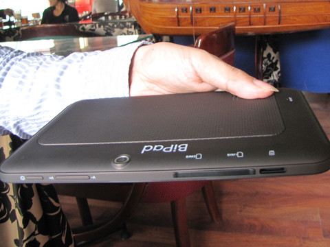 Hai cổng để cắm tới hai sim 3G, muốn sử dụng sim nào chỉ cần lựa chọn